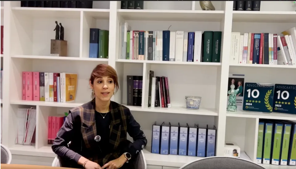 Wendy Tielen, advocaat en partner bij Vandersanden Advocaten, voor een boekenkast met dossiers